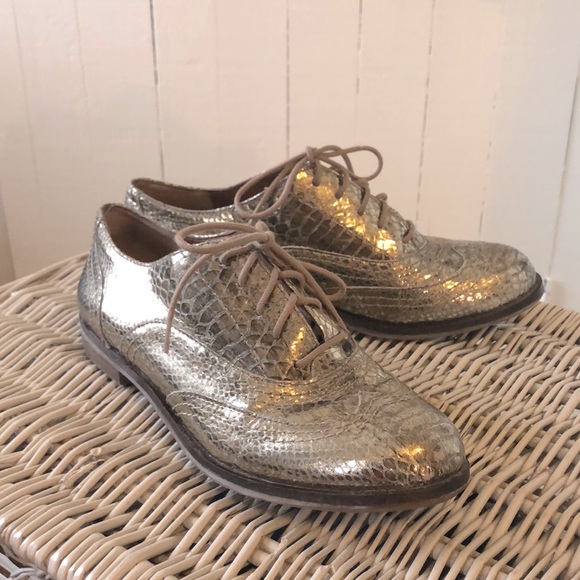 Lucky Brand Gold Brogue style shoes - size 8.5 - Picture 1 of 5